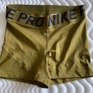 Medium Nike Pros